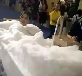 抖音小姐姐火了,公然在商场洗澡,神情还很陶醉,网友亮瞎了眼
