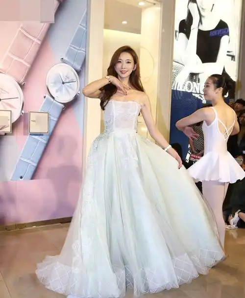 林志玲抹胸纱裙现身活动牵小女孩起舞仙气飘飘
