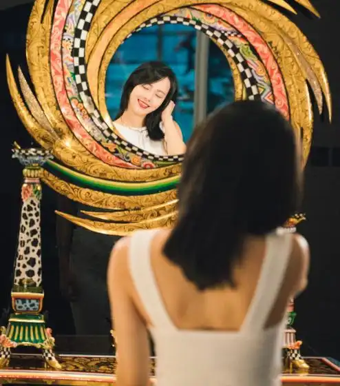 张嘉倪生日老公送巨型玫瑰,怀孕数月身材仍纤细似少女
