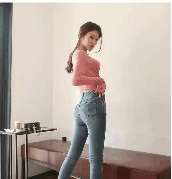 时装搭配修身牛仔裤除了个性之外,更是充满了潮流感
