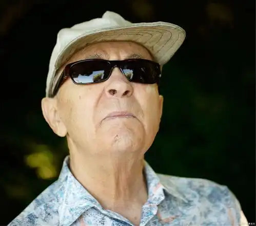 儿子儿媳意外死亡,生前欠债300多万,老父砸锅卖铁5年全部还清
