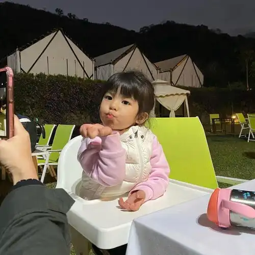 bo妞三岁了贾静雯和梧桐妹发文为其庆生,颜值高撞脸不少明星
