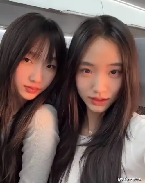 小s俩女儿近照曝光,许曦文许韶恩同框比美,颜值气质均超妈妈
