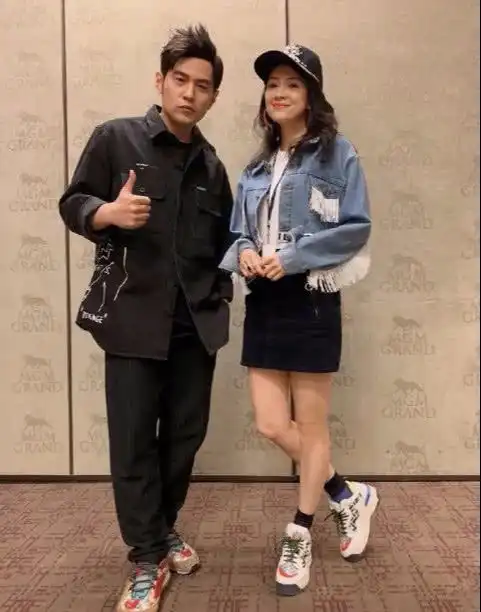 章子怡太有自信穿粉长裙领口开到腰霸气出场,看身材哪像2孩妈
