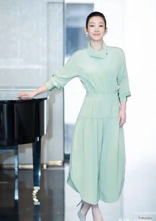 41岁秦海璐美得高调,一袭薄荷绿长裙亮相活动,女神范儿十足
