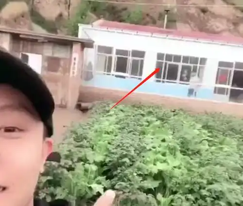 变形计农村爷爷去世,主人公发文太冷漠临走给了钱,两清了
