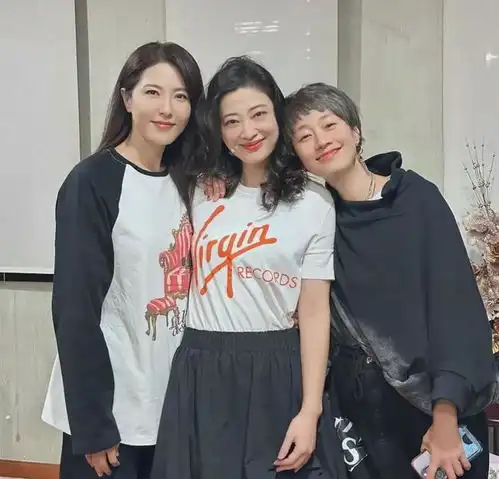 梅婷新话剧开演,曾黎和马伊琍到场支持,姐妹三人同框
