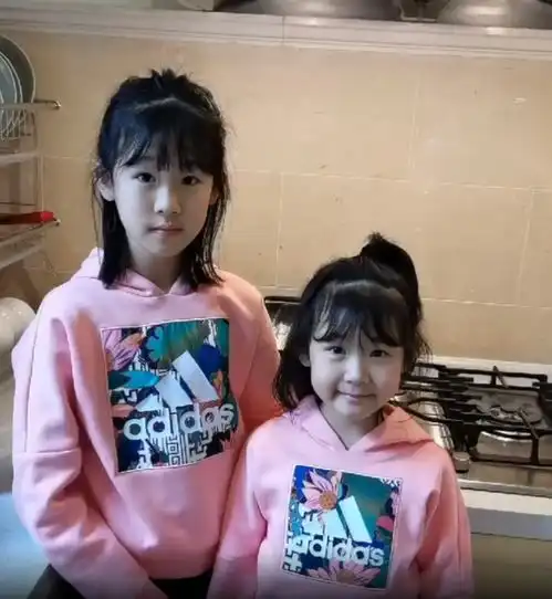 陆毅再晒俩女儿做美食视频,妹妹软萌可爱,12岁贝儿长成大姑娘
