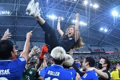 55岁泰国华裔富婆穿克莱因蓝背心晒美背,水光肌白到发光,曝光豪宅一角