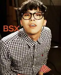 bigbang成员权志龙这张穿着格子衬衫戴着黑框眼镜的原图谁有
