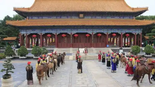 古代早朝时间都很早,上朝的文武百官住在哪上完朝又去哪工作
