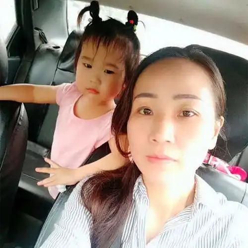 900多个黑夜单亲妈妈带3岁女儿开出租,急刹惊魂后,女儿的一句话听哭很多人
