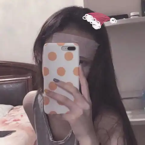 ins性冷淡女生头像白天是搞笑的废物,深夜是抑郁的怪物
