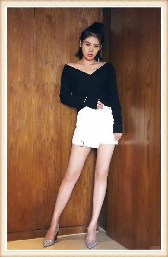 马思纯不走寻常路穿热裤却配了件冲锋衣,网友这效果我服
