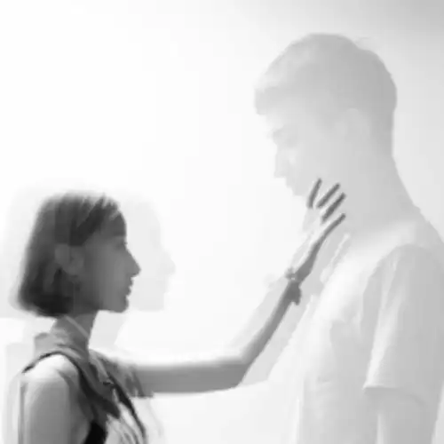 如何评价女生分手后剪短发的行为
