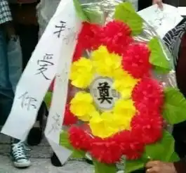 大庭广众之下,小伙手捧花圈向女孩求婚,网友拒绝就对了
