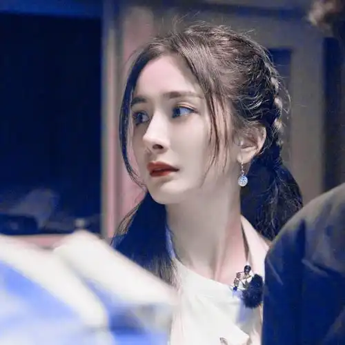 昔日姐妹变路人,与唐嫣红毯相遇,杨幂口中的老朋友却变了人
