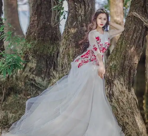小姐姐穿刺绣连衣裙,凸显傲人曲线身材,仙气飘飘魅力十足
