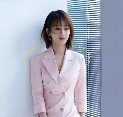 女星溜肩太毁形象杨紫刘亦菲都吃了溜肩的亏,正确穿搭应该这样
