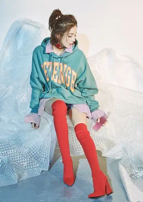 古力娜扎登杂志封面,黑纱遮面风情万种,网友这完全是中国赫本
