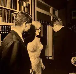 性感尤物的背后,全是致命的孤独
