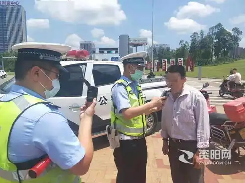 爷爷酒后骑摩托孙女坐在油箱上,幸好......
