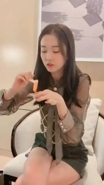 小姐姐吃了什么,为何这般表情
