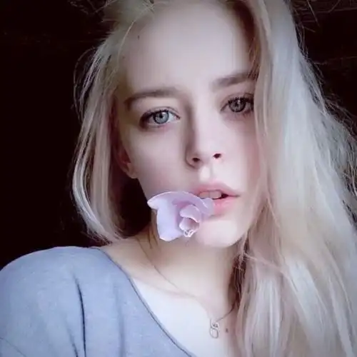 求一些欧美女头像或欧美小孩哭的头像
