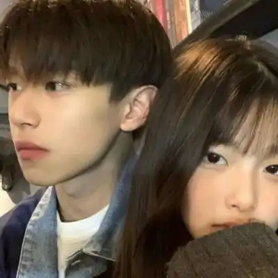 适合情侣官宣的朋友圈文案
