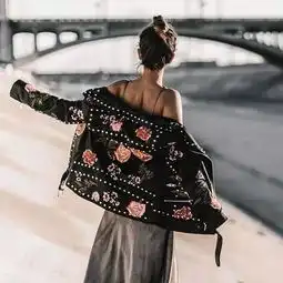 这个季节,一条吊带裙就能让你风情万种
