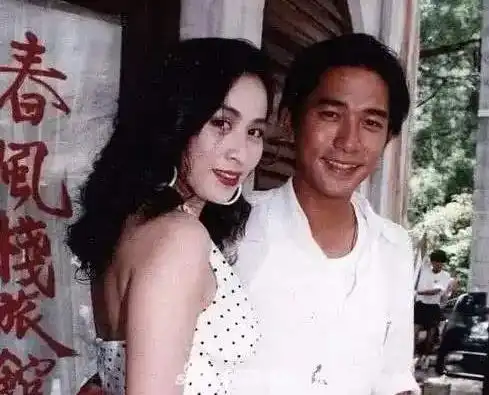 刘嘉玲晨跑被拍,慌忙躲避镜头,素颜的他和普通老太太没什么区别
