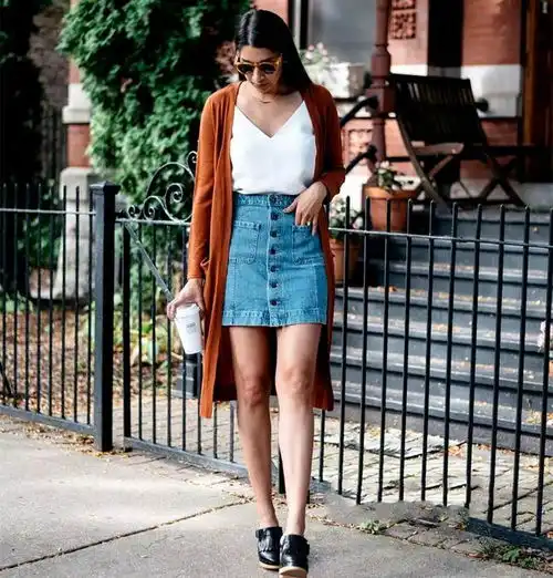 50岁女人春季怎么穿针织衫搭配裙装,减龄又高贵
