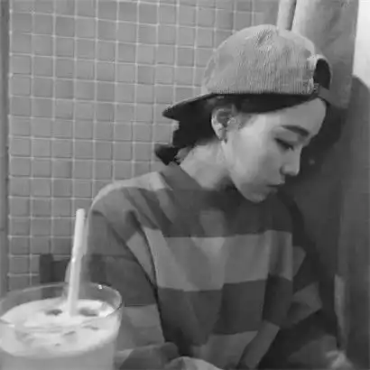 时尚有气质比较成熟的黑白头像女生冷酷霸气图片
