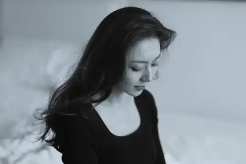 气质美女黄梦莹晒黑白色系照片,那个摸你头发的男人是谁
