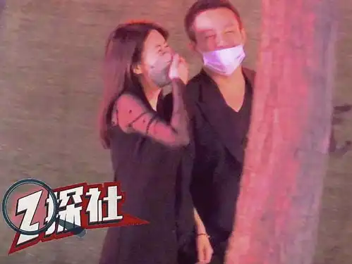 汪小菲新恋情疑曝光深夜亲密挽手表情宠溺,女方长相神似孙燕姿
