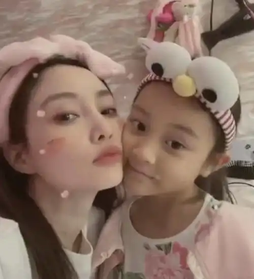 知情人曝李小璐私下带着女儿甜馨接直播资源一场下来几百万
