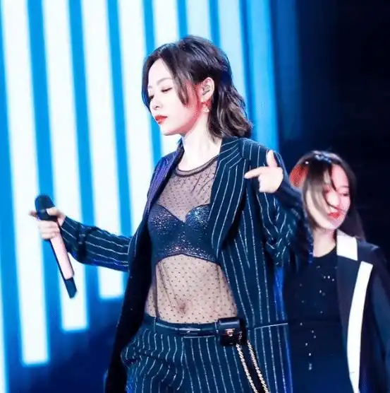 别人西装都正合身,张靓颖却穿成阔腿裤,一个裤腿能塞俩腿
