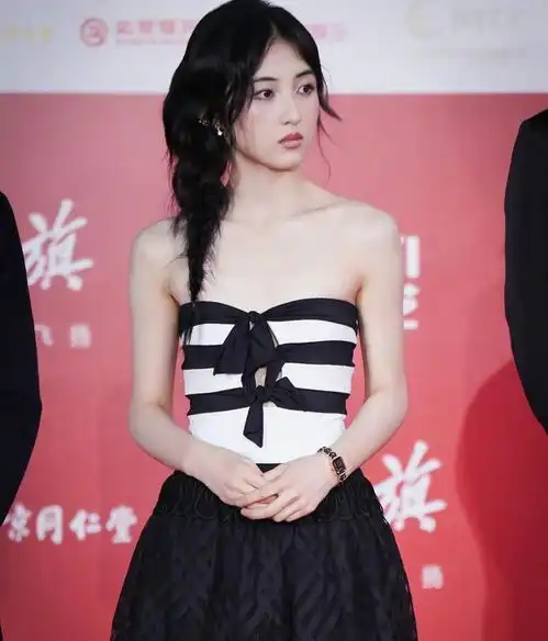 北影节闭幕红毯闫妮温婉大气,陈数端庄优雅,姚晨只惊艳下半身
