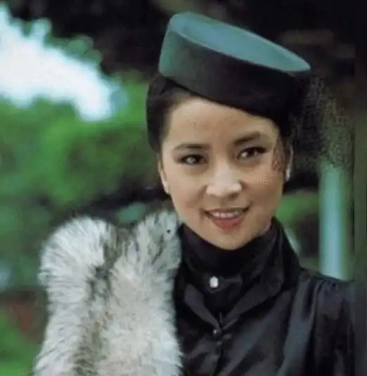 成龙原配林凤娇,年轻时貌美如花,面对丈夫私生女也大度原谅
