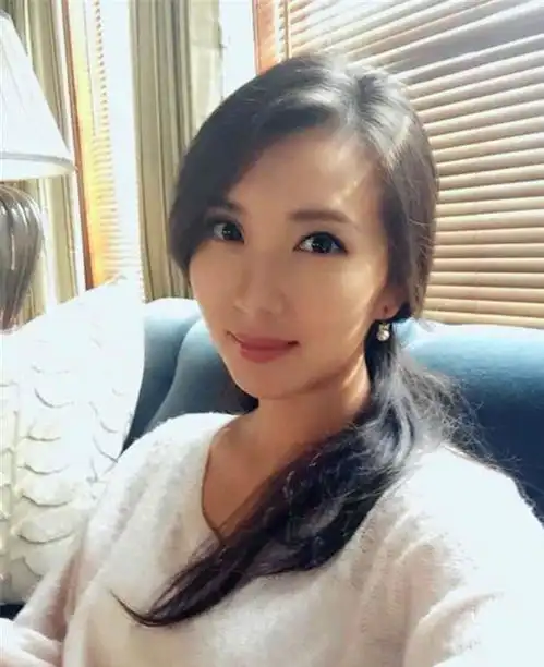 从风情万种的万人迷,到中戏教学的老师,现在的陈好很幸福
