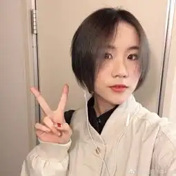 窦唯小女儿窦佳嫄近照曝光,与窦靖童五官相似一头蓝发太抢眼
