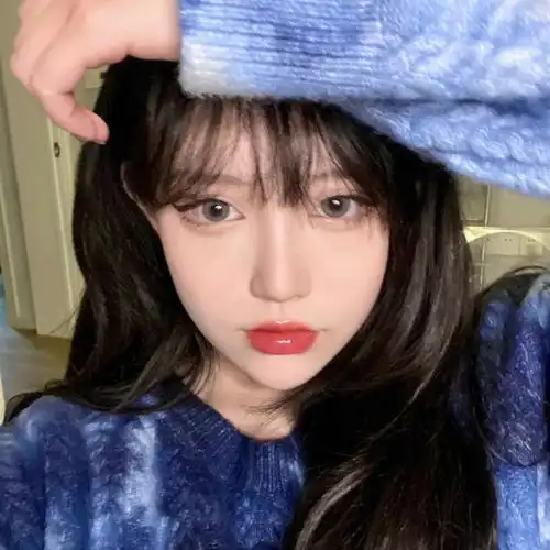 女生头像我越平静压在我心底的难过就越多
