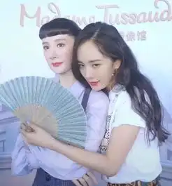 杨幂给自己蜡像扇扇子心思细腻,网友人比蜡像活泼漂亮
