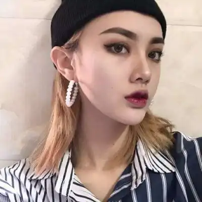 霸道又酷酷的女头像,戴眼镜的女生更是霸气一点
