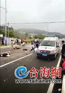 漳州爷爷骑摩托接孙子放学与土方车相撞一死两伤
