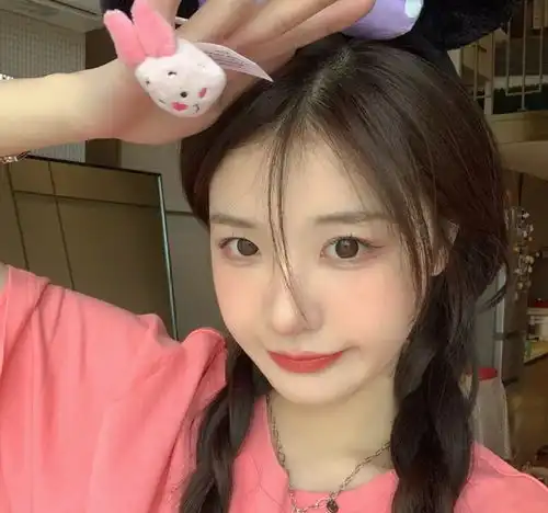 甜妹头像小孩的爱很幼稚但小孩的爱很认真
