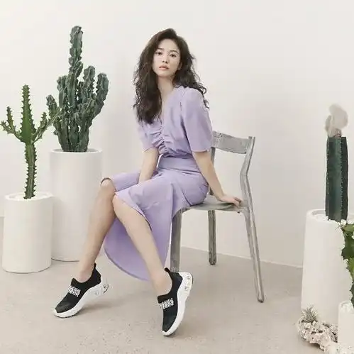 38岁宋慧乔时尚写真大片曝光,波浪卷发风情万种,单身状态极佳
