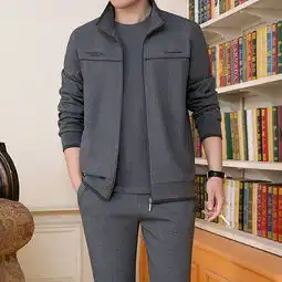 男人过40岁不要穿西装了,现流行老干部装,显年轻又洋气
