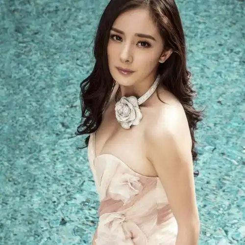 杨幂8年前的一部剧,第一次尝试这类型角色,牺牲还挺大的
