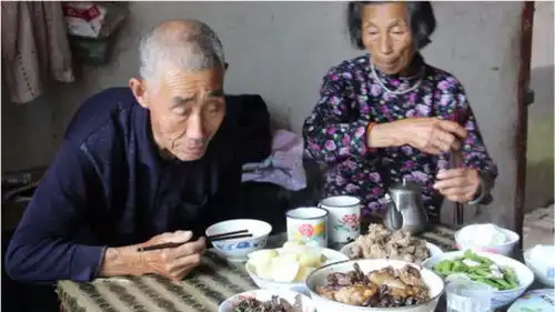 农村80岁的爷爷过生日,奶奶做土鸡炒白莲子,简单幸福满足
